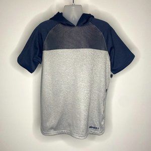 AND1 MEN'S SHORT SLEEVE HOODED TOP -